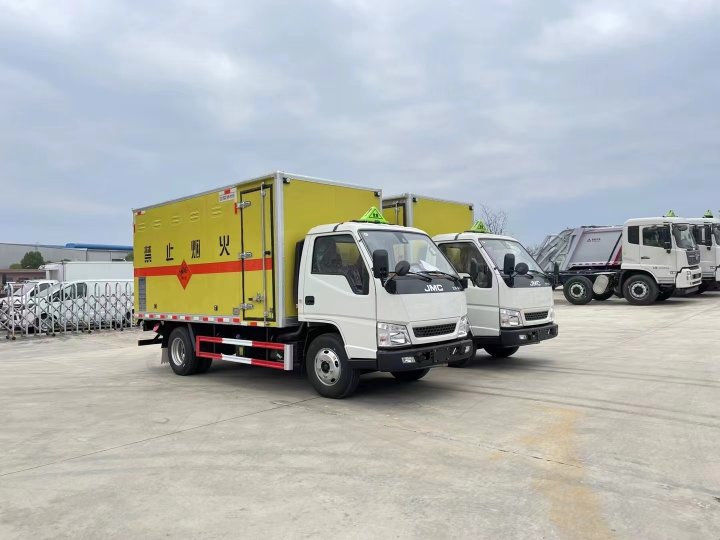 江鈴順達(dá)藍(lán)牌1.3噸爆破器材運(yùn)輸車