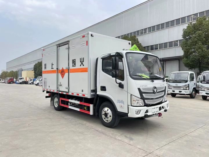 福田歐馬可寬體藍(lán)牌4.1米爆破器材運(yùn)輸車