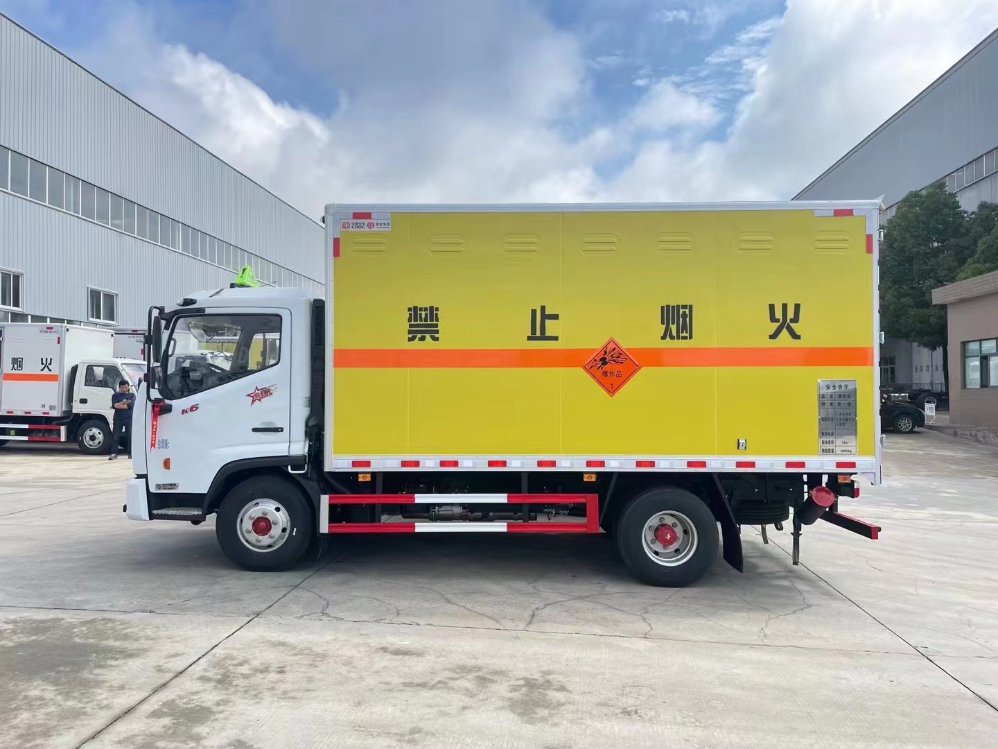 東風凱普特4.3米5噸爆破器材運輸車