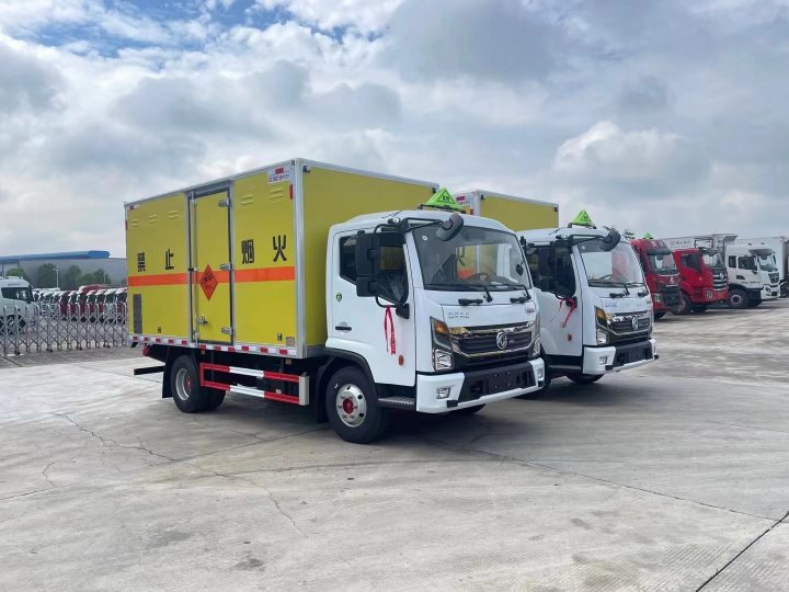 東風(fēng)凱普特4.3米5噸爆破器材運(yùn)輸車