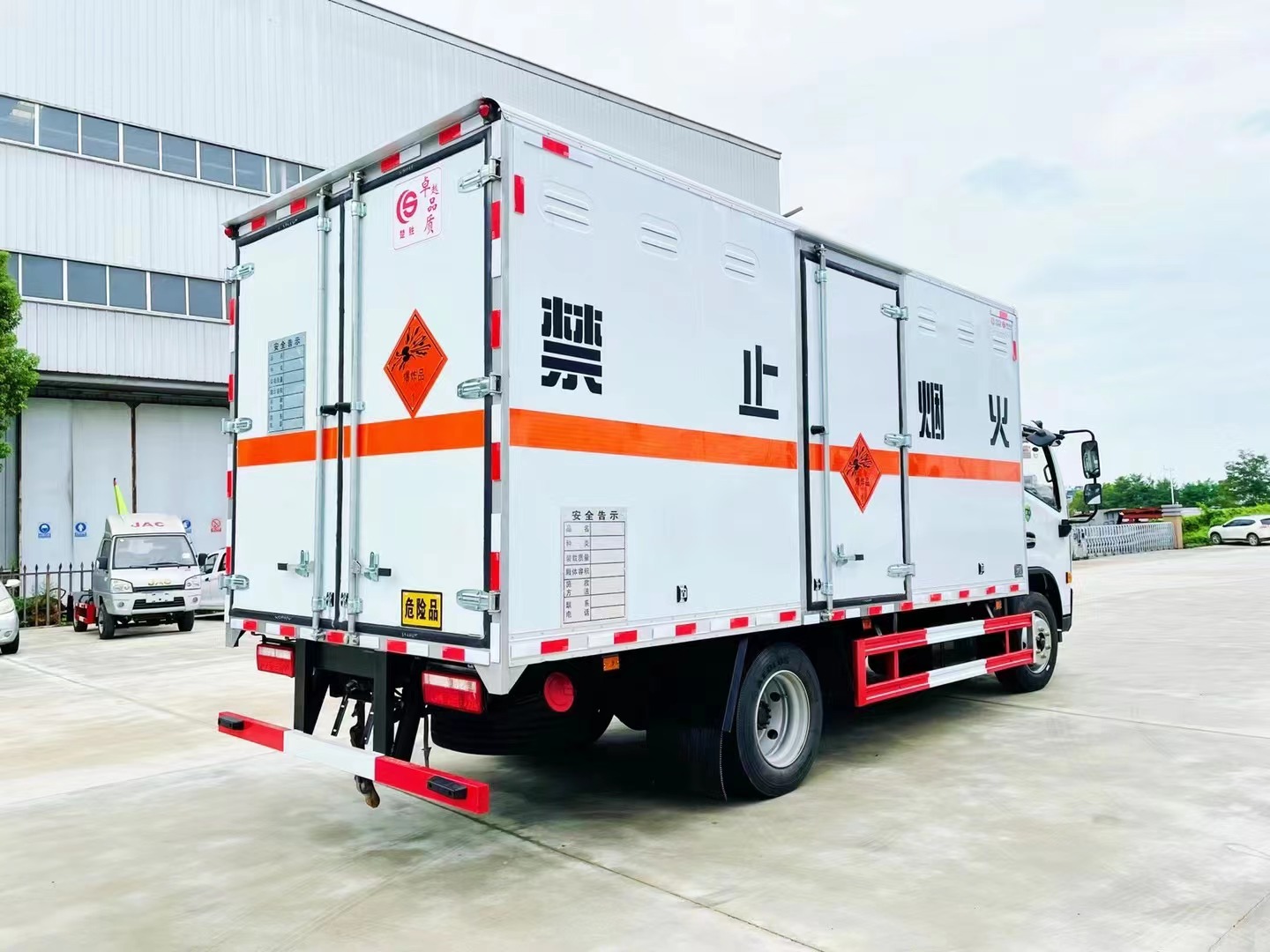 東風(fēng)多利卡7噸民爆車