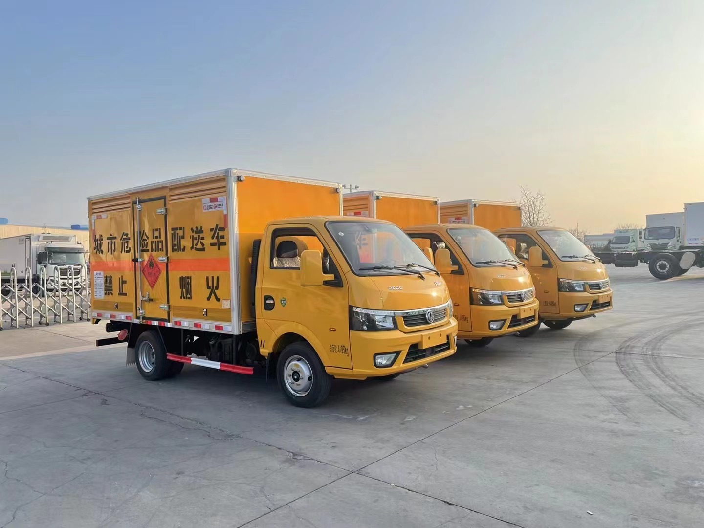 東風途逸柴油版3.8米易燃氣體廂式運輸車