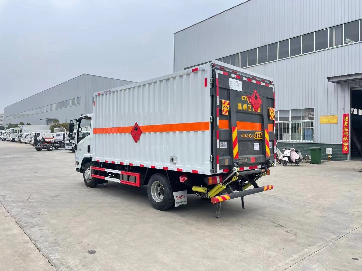 五十鈴藍(lán)牌4.15米1噸易燃?xì)怏w廂式運(yùn)輸車