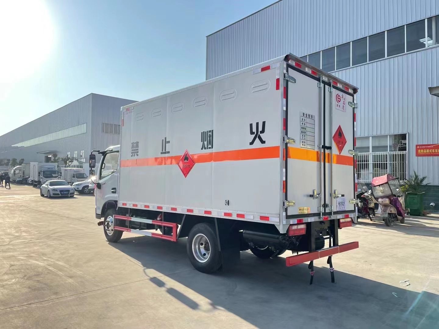 東風(fēng)多利卡4.1米易燃?xì)怏w廂式車