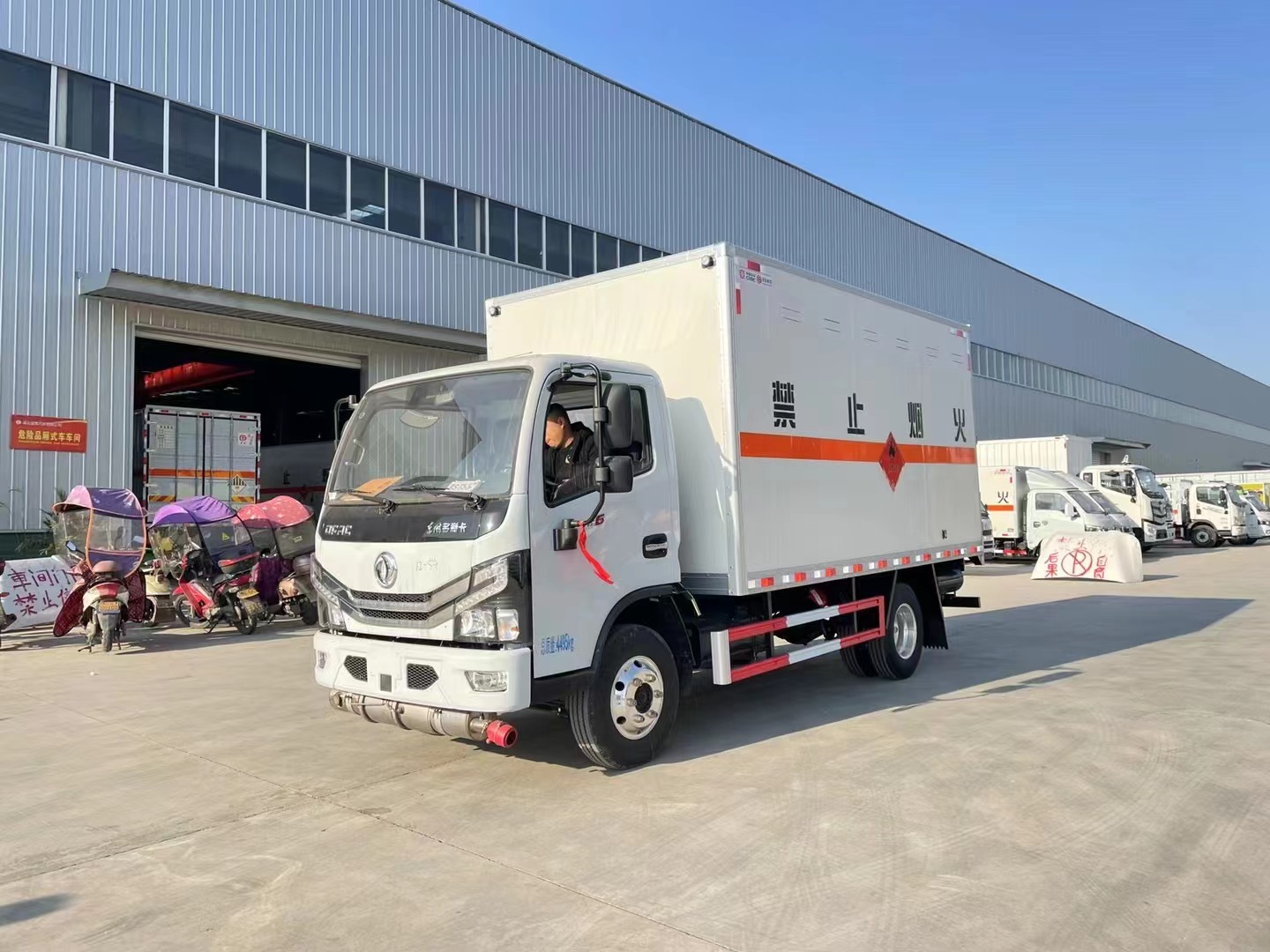 東風(fēng)多利卡4.1米易燃?xì)怏w廂式車