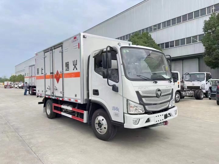 福田歐馬可寬體藍(lán)牌4.1米易燃?xì)怏w廂式運(yùn)輸車(chē)