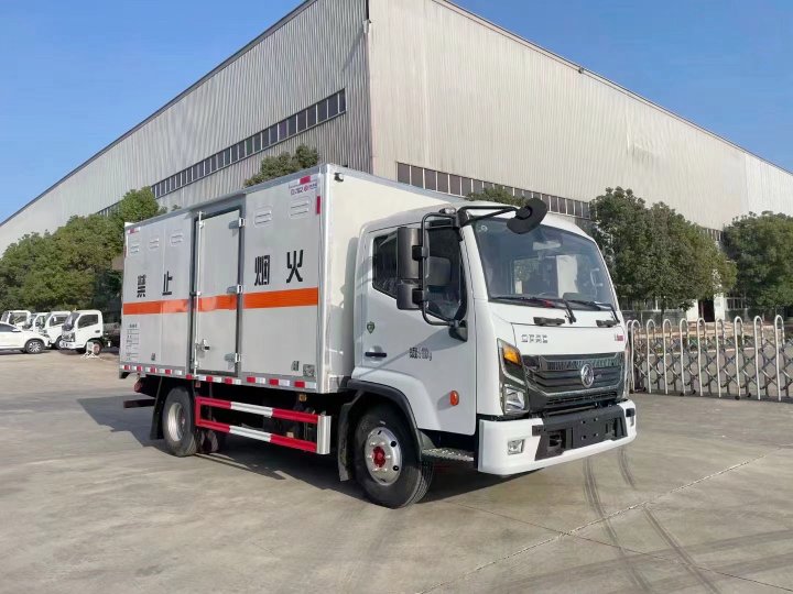 東風(fēng)凱普特4.3米危險(xiǎn)品廂式運(yùn)輸車(chē)