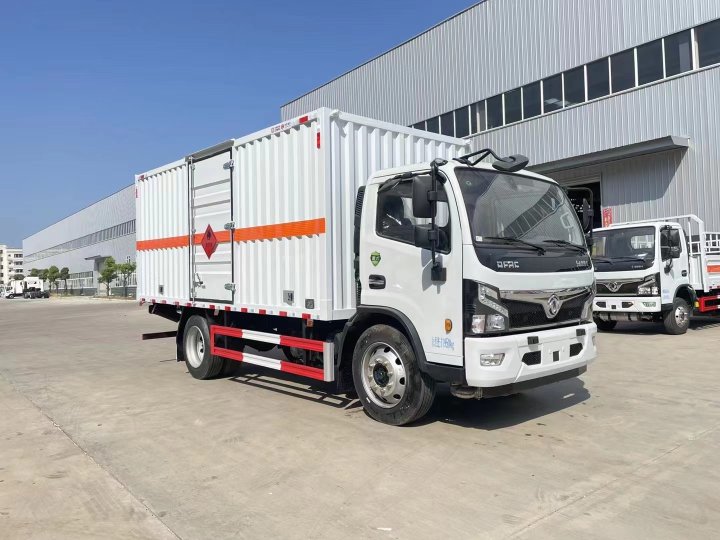 東風(fēng)福瑞卡5.2米7.2噸氣體廂式運(yùn)輸車(chē)