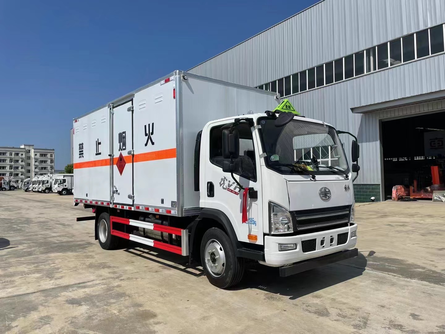 解放5.2米易燃氣體廂式運輸車/液化氣運輸車