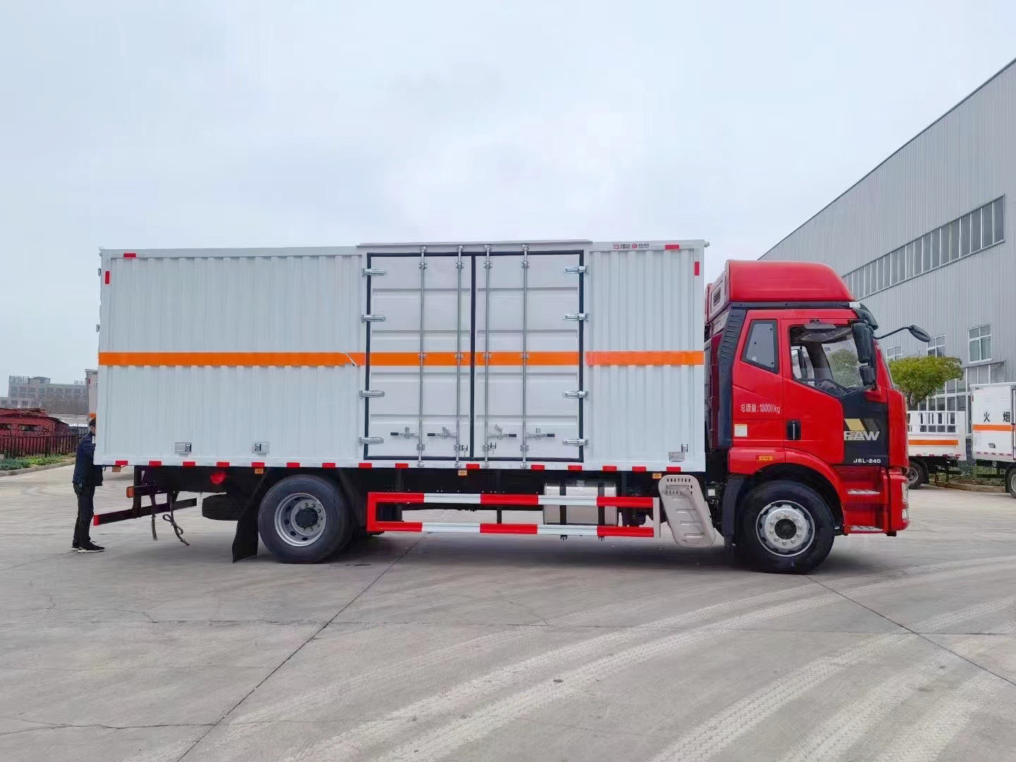 解放J6L黃牌7.6米氣體廂式車