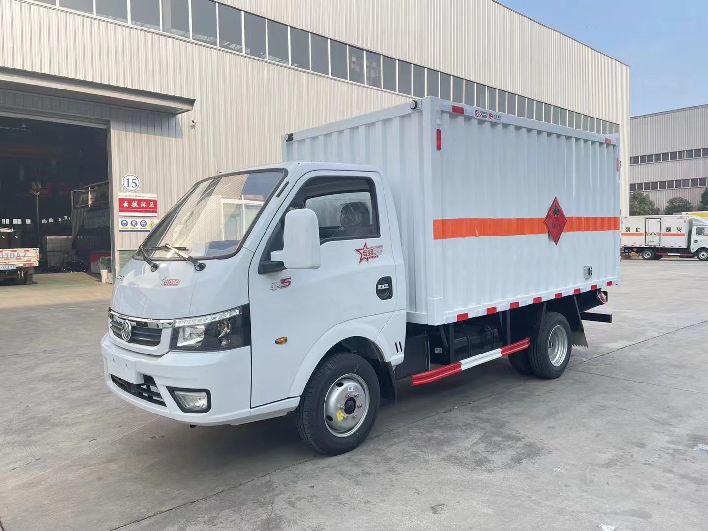 東風(fēng)途逸1.9噸藍(lán)牌易燃液體廂式運(yùn)輸車