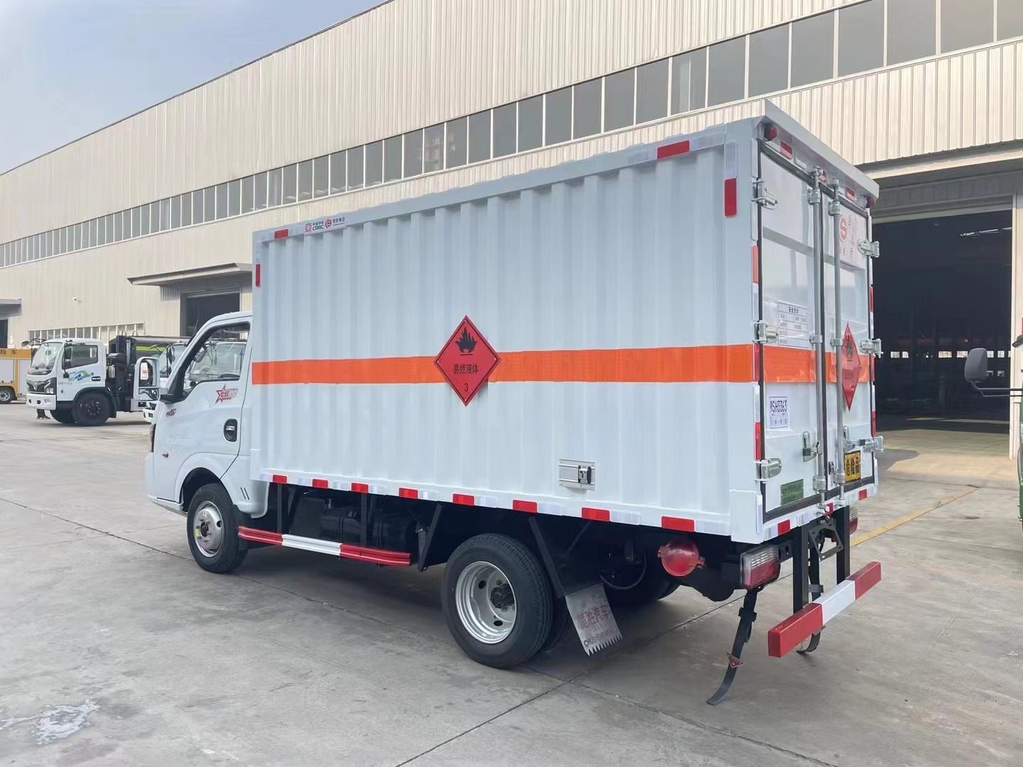 東風(fēng)途逸1.9噸藍(lán)牌易燃液體廂式運(yùn)輸車
