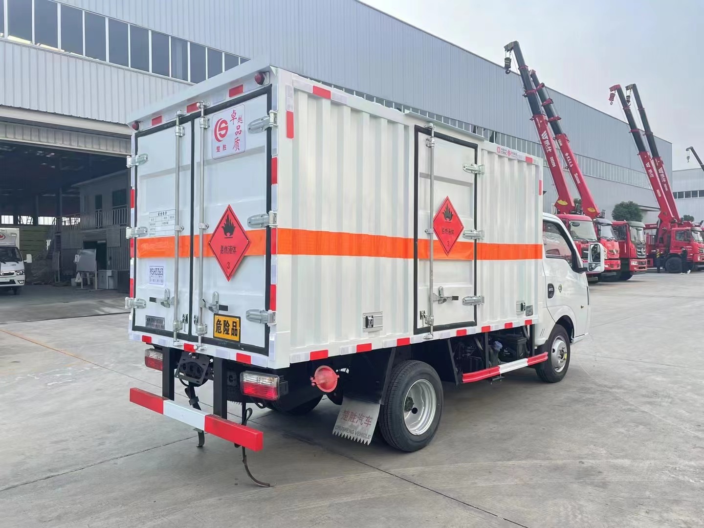 東風(fēng)途逸1.9噸藍(lán)牌易燃液體廂式運(yùn)輸車