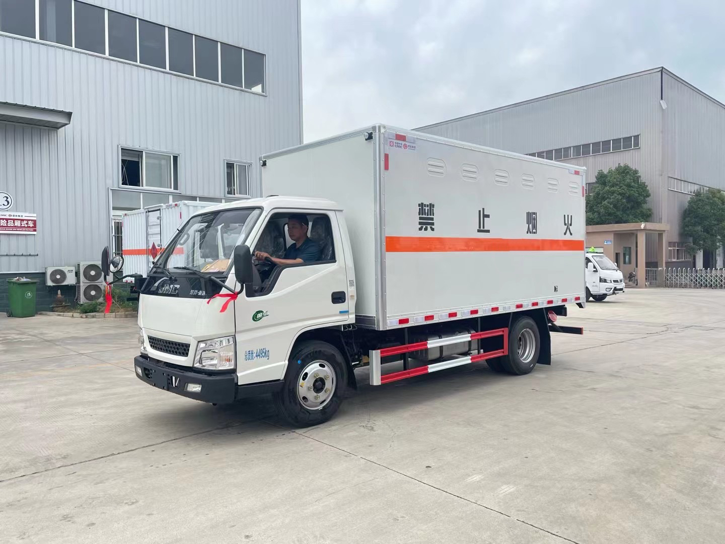 江鈴順達(dá)藍(lán)牌4.2米易燃液體廂式運(yùn)輸車