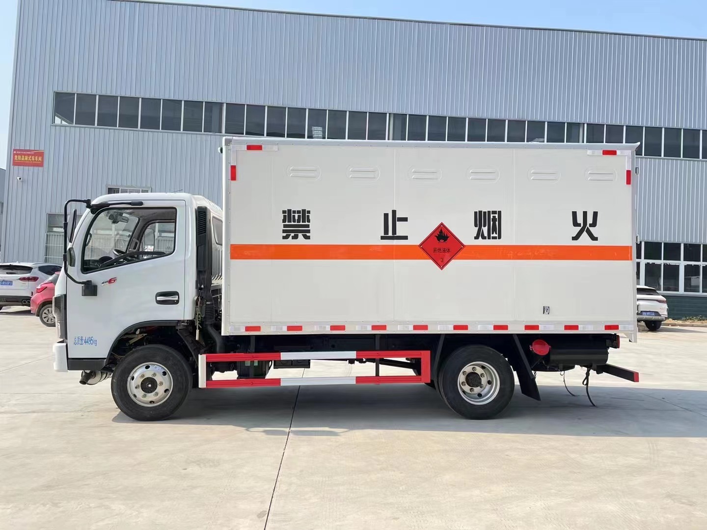 東風(fēng)多利卡藍牌液體廂式運輸車