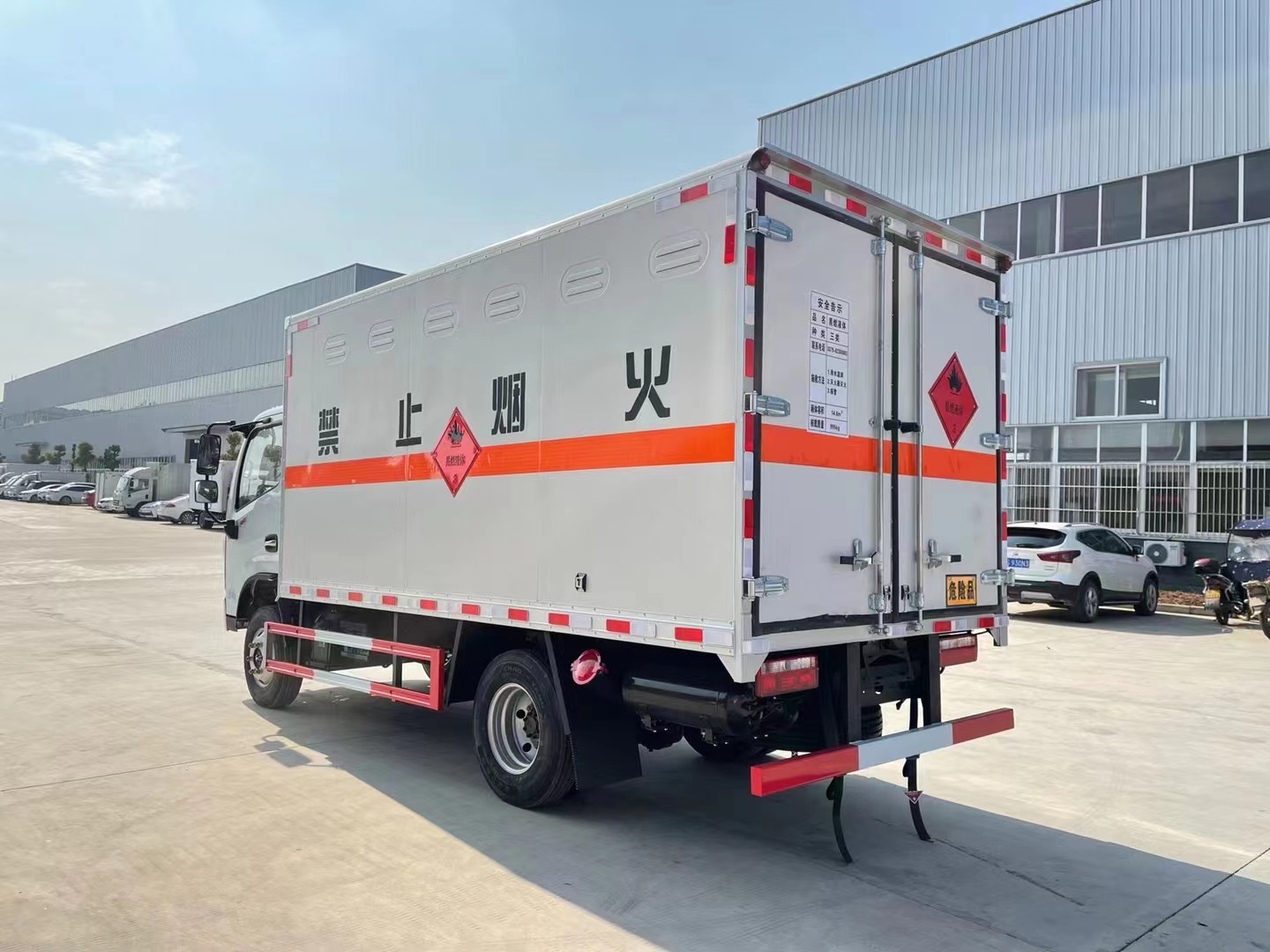 東風(fēng)多利卡藍牌液體廂式運輸車