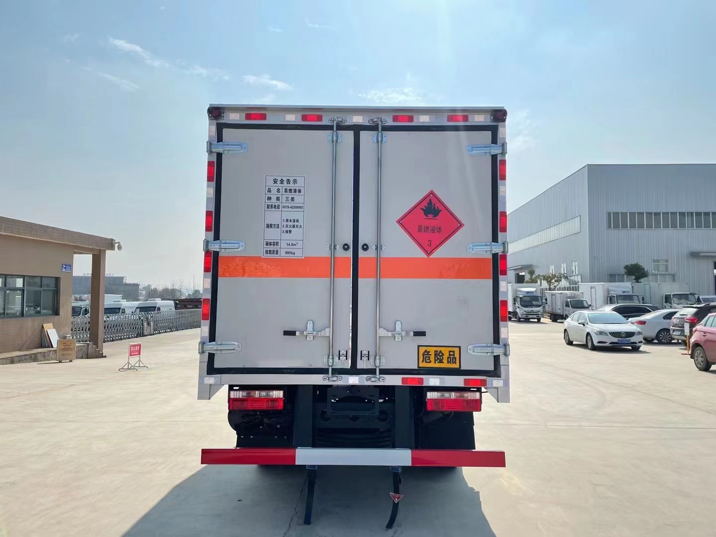 東風(fēng)多利卡藍牌液體廂式運輸車