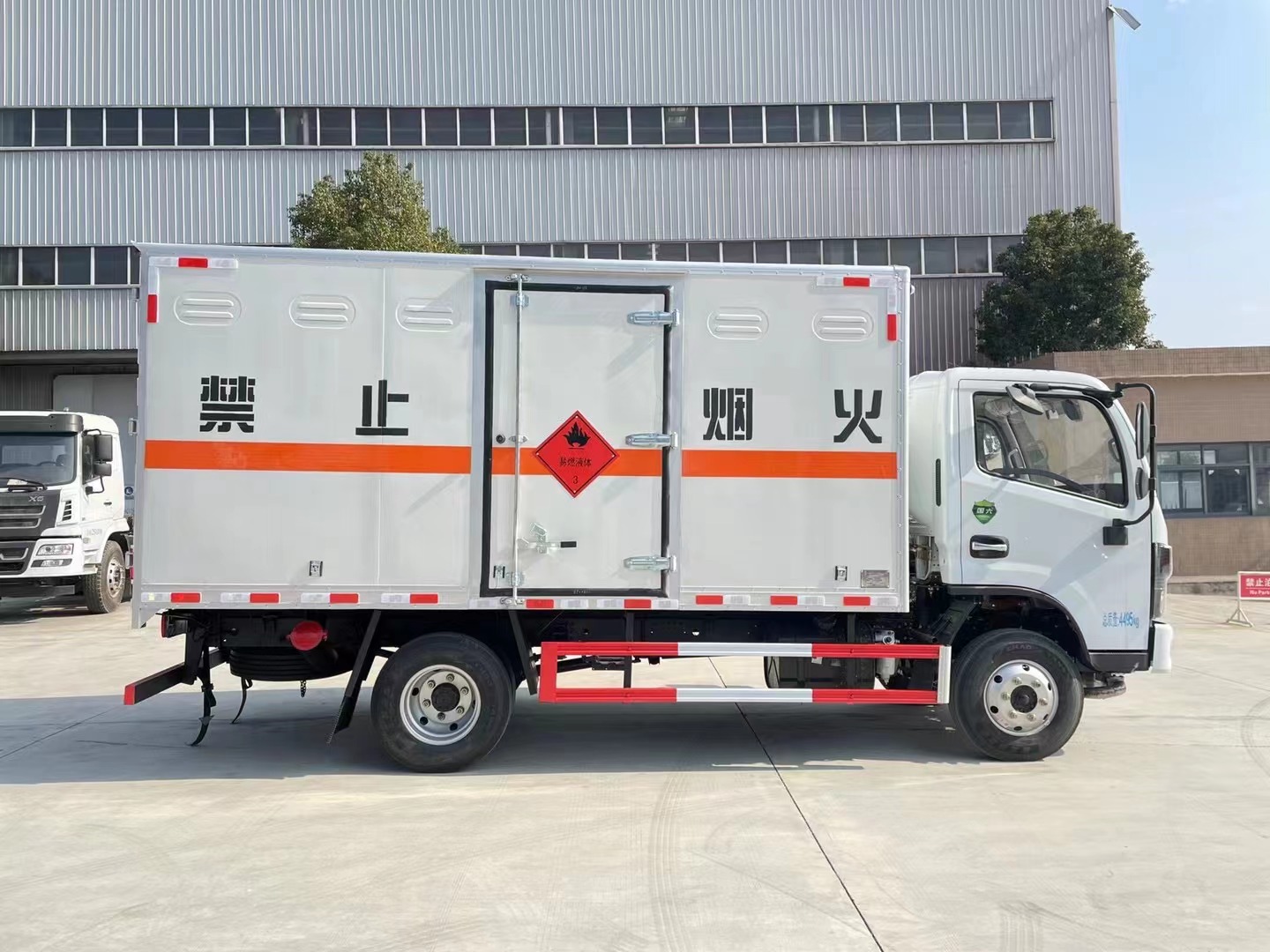 東風(fēng)多利卡藍牌液體廂式運輸車