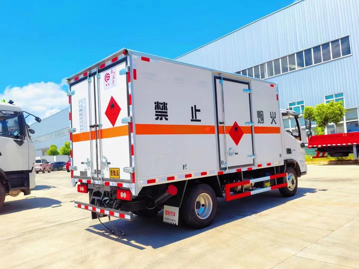 福田歐馬可4.1米易燃液體廂式運(yùn)輸車