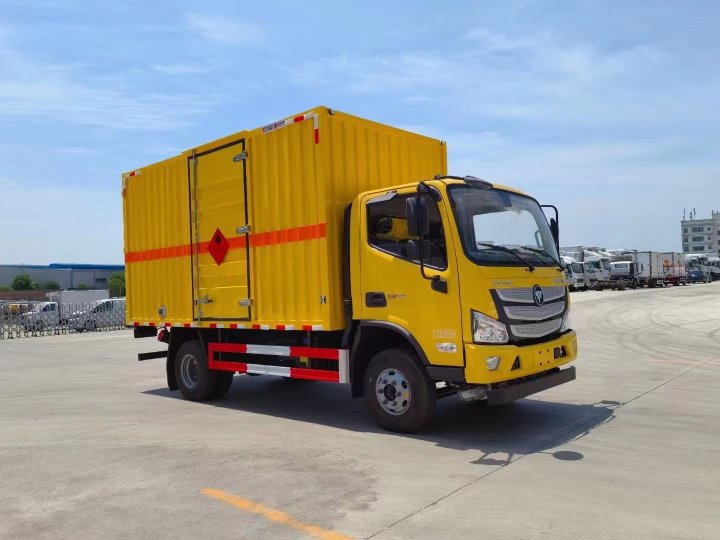福田歐馬可（4.1米）4.5噸易燃液體廂式運(yùn)輸車