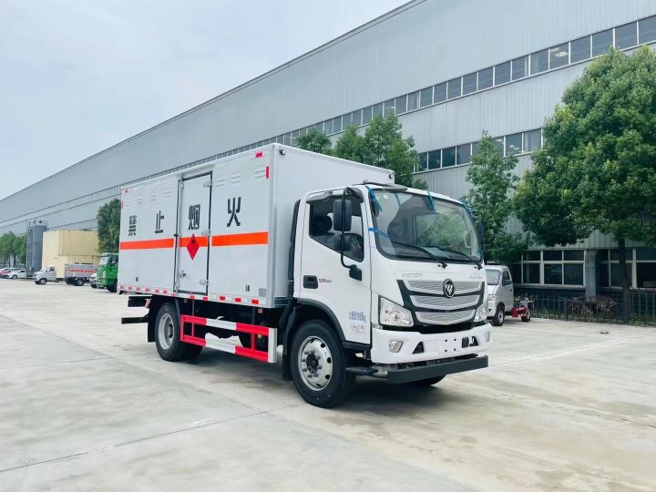 福田歐馬可（5.2米）6.8噸易燃液體廂式運(yùn)輸車