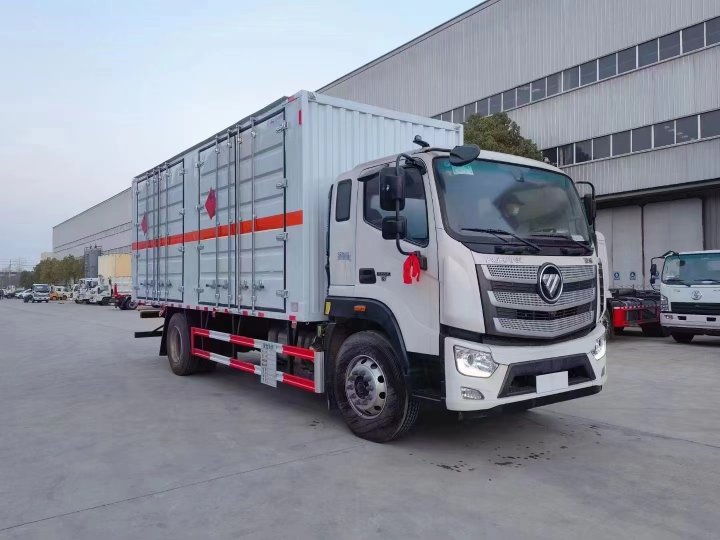 福田歐航6.8米易燃液體廂式運(yùn)輸