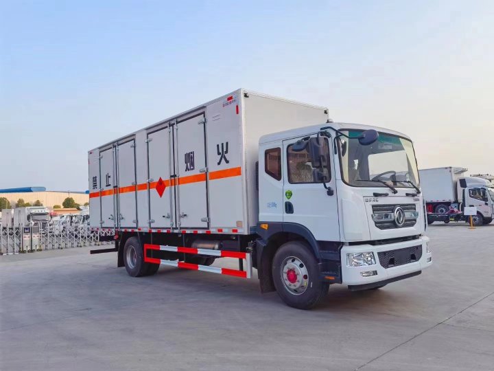 東風(fēng)7米6三類危險(xiǎn)品廂式車