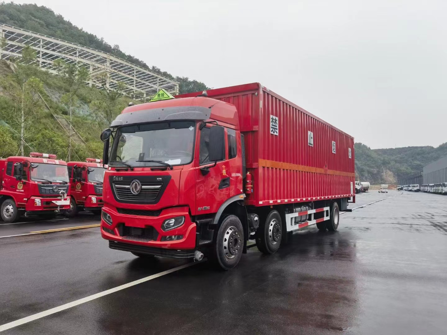 東風天錦小三軸（7.7米/8.6米）液體廂式運輸車