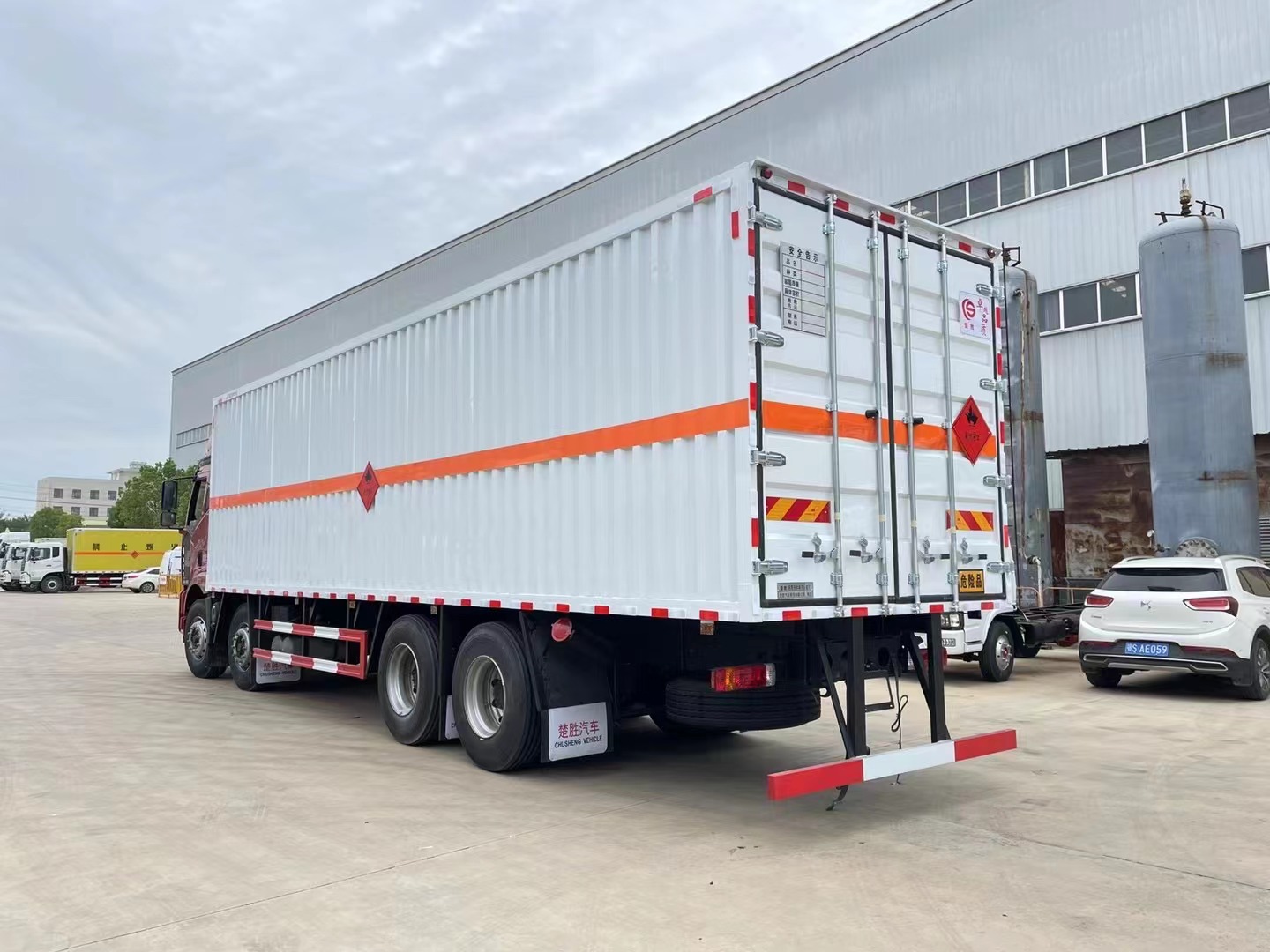 解放9.6米易燃液體廂式運輸車