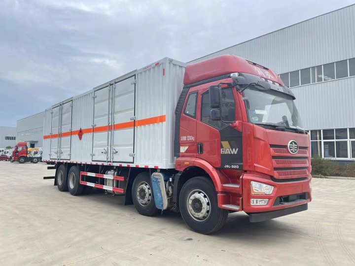 解放9.6米易燃液體廂式運(yùn)輸車