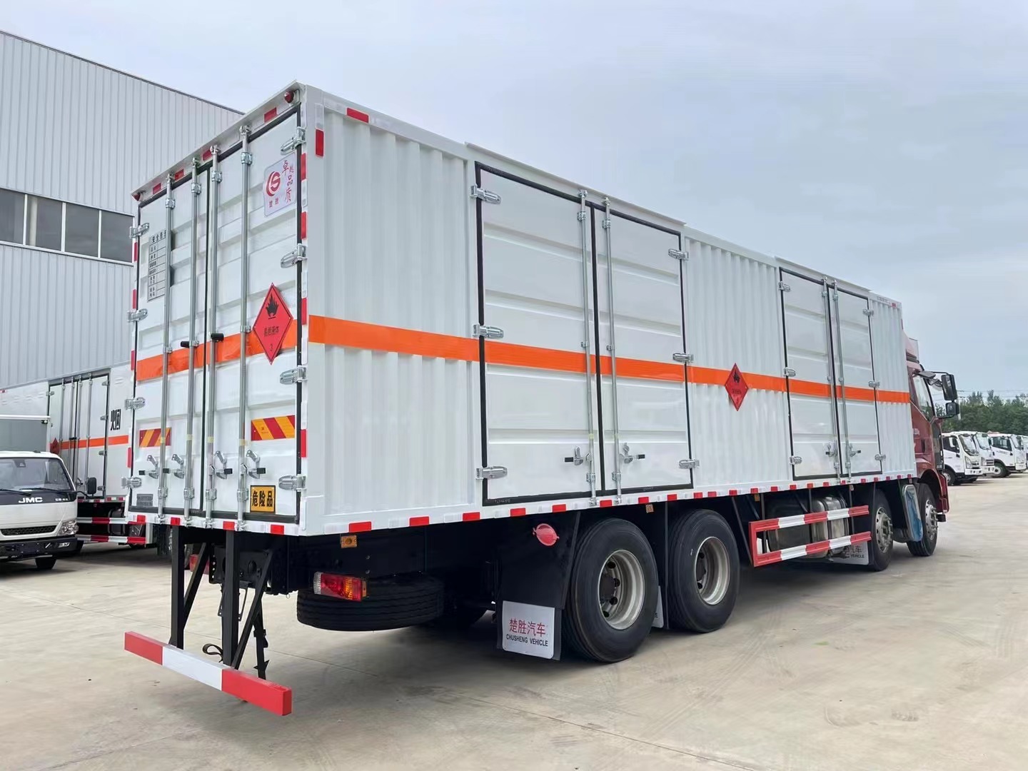 解放9.6米易燃液體廂式運輸車