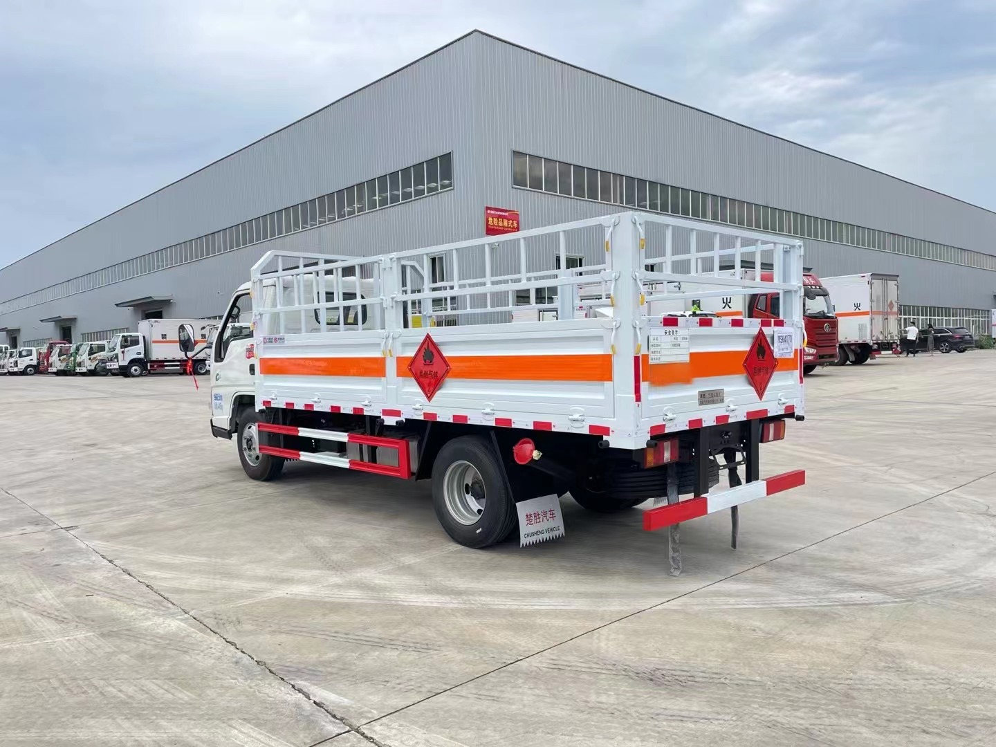 國(guó)六江鈴順達(dá)藍(lán)牌4.15米氣瓶運(yùn)輸車(chē)