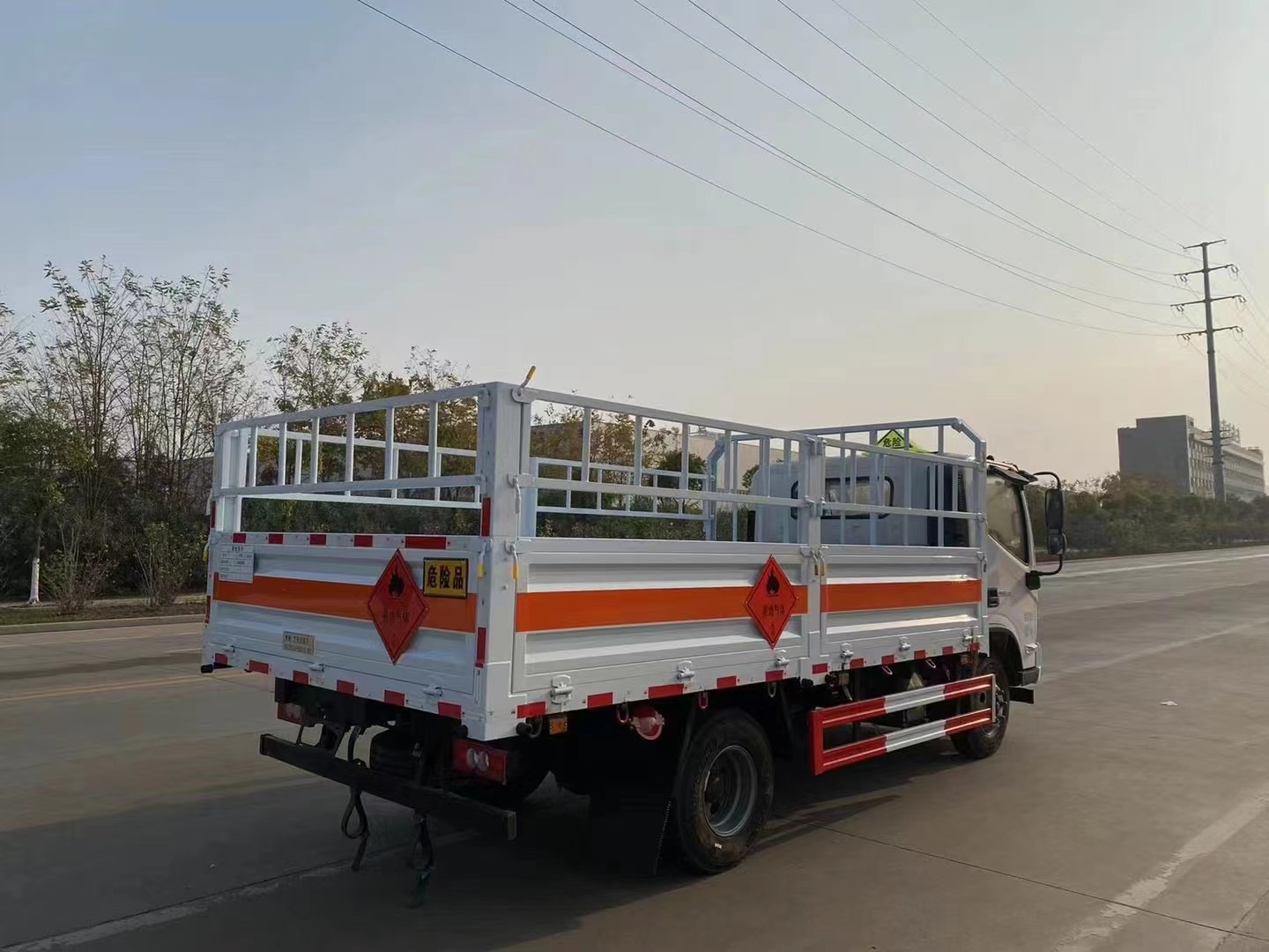 福田歐馬可4米3氣瓶運(yùn)輸車