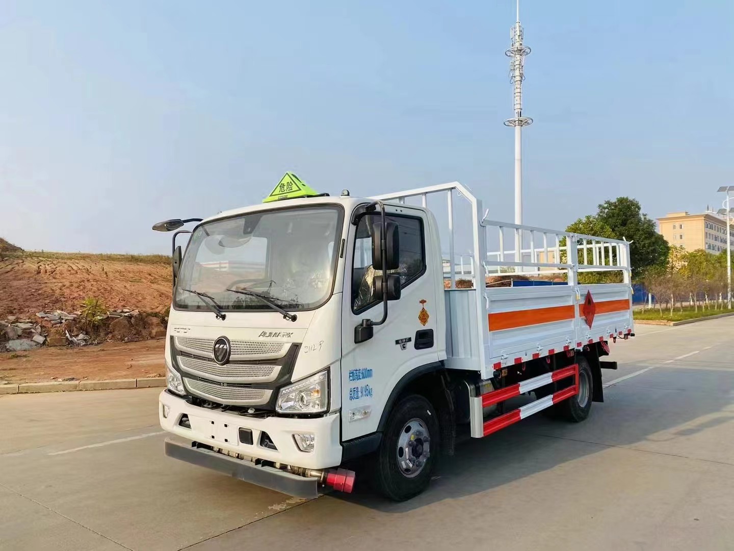 福田歐馬可4米3氣瓶運(yùn)輸車