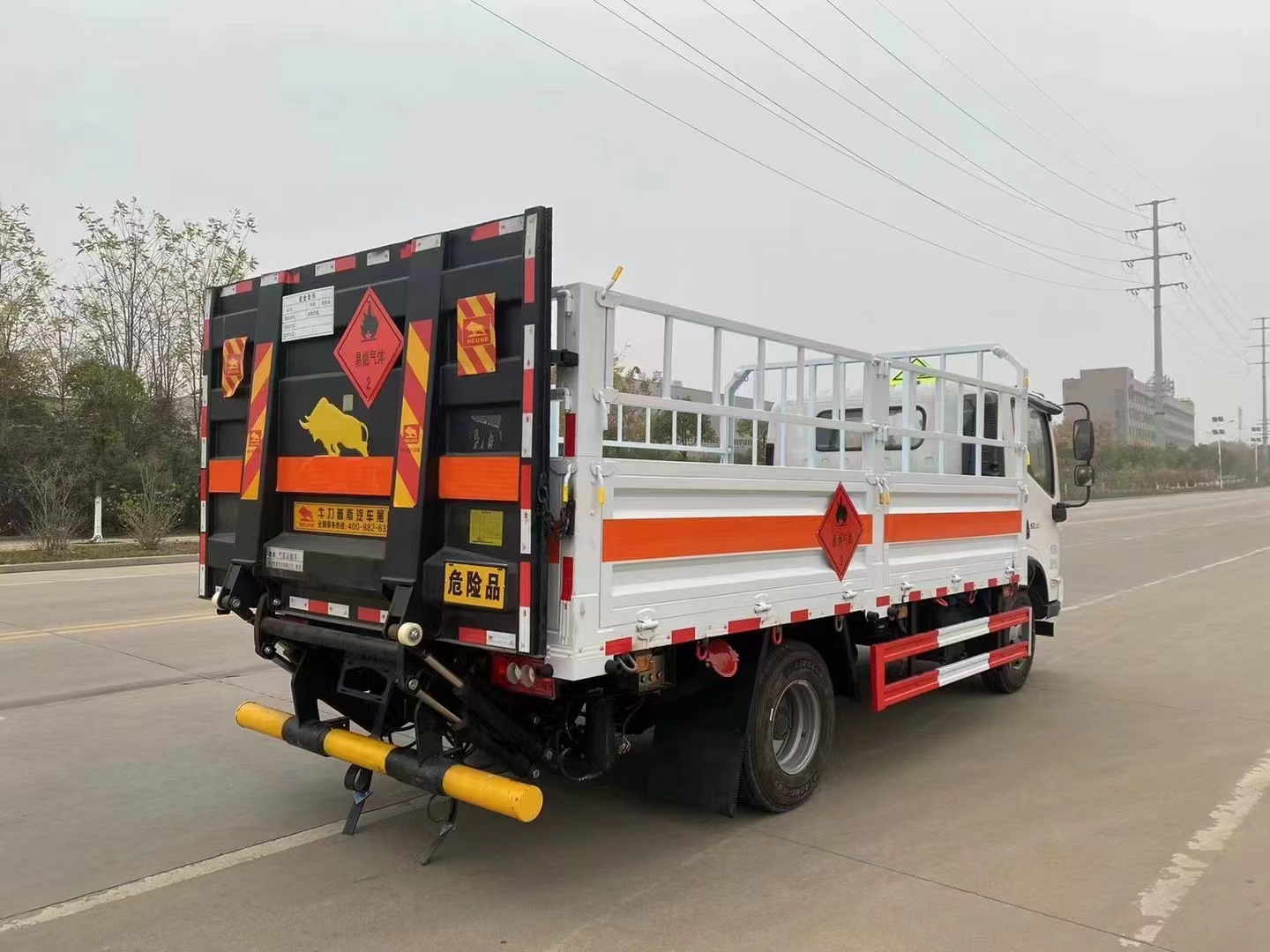 福田歐馬可4米3氣瓶運(yùn)輸車