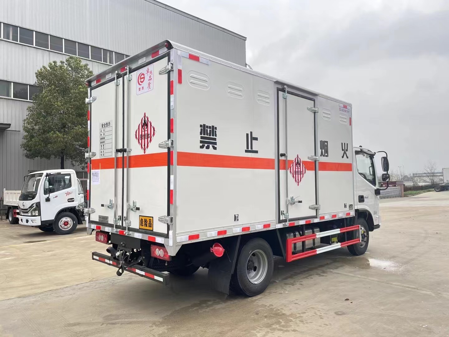 福田歐馬可藍牌易燃固體廂式運輸車