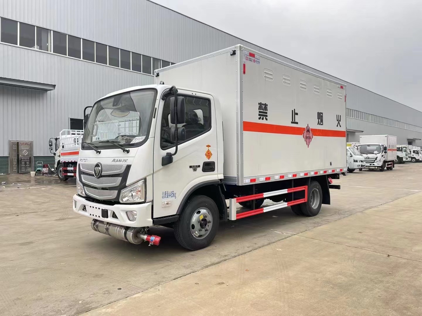 福田歐馬可藍牌易燃固體廂式運輸車