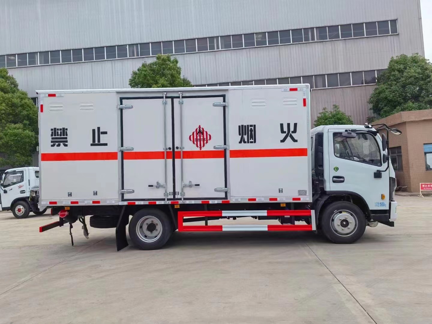 東風多利卡（5.2米）7.2噸易燃固體廂式運輸車