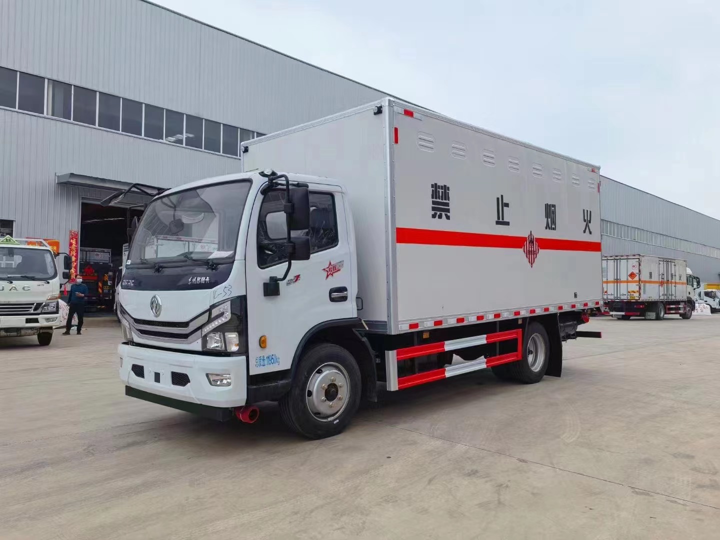 東風多利卡（5.2米）7.2噸易燃固體廂式運輸車