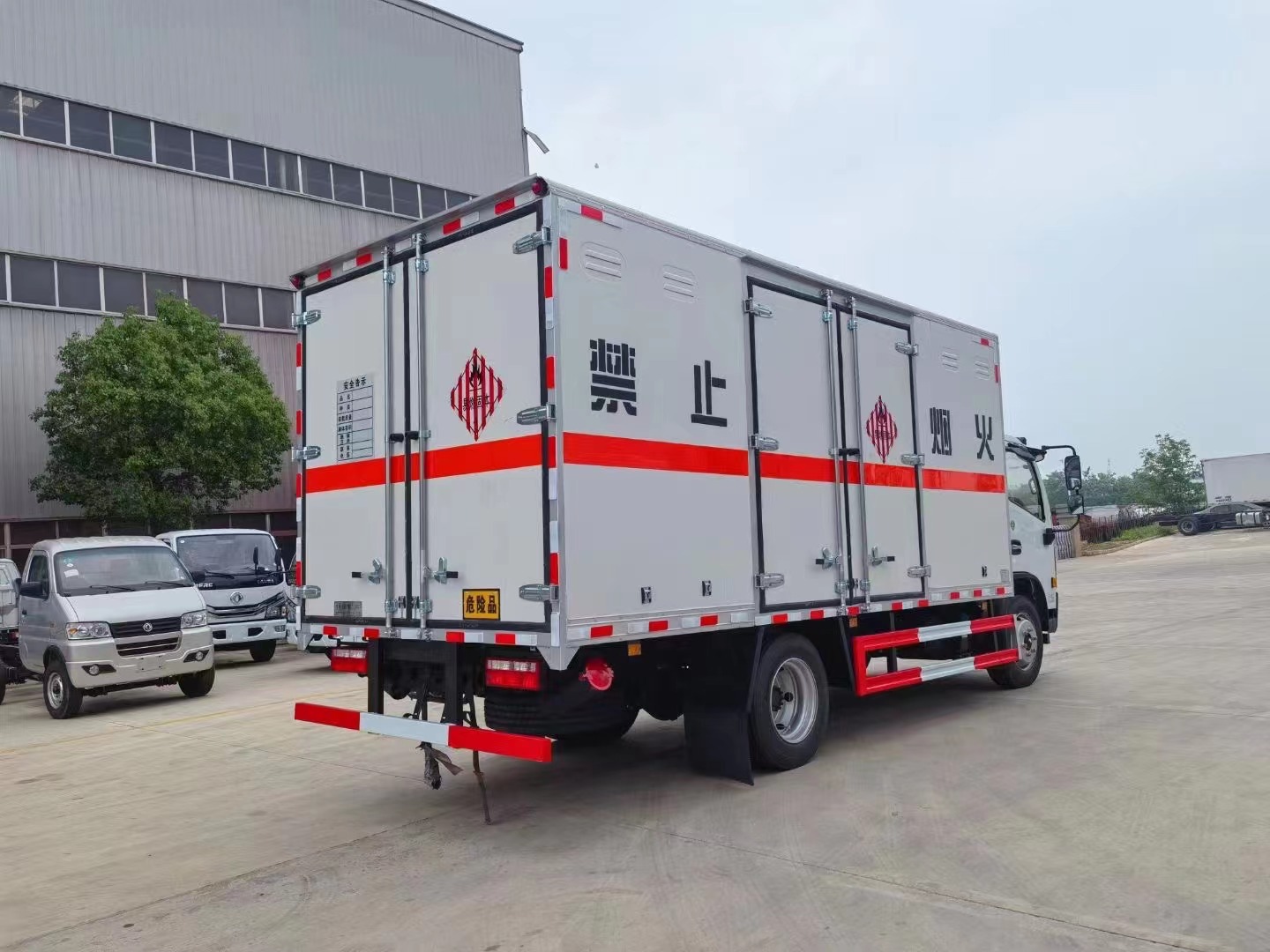 東風多利卡（5.2米）7.2噸易燃固體廂式運輸車