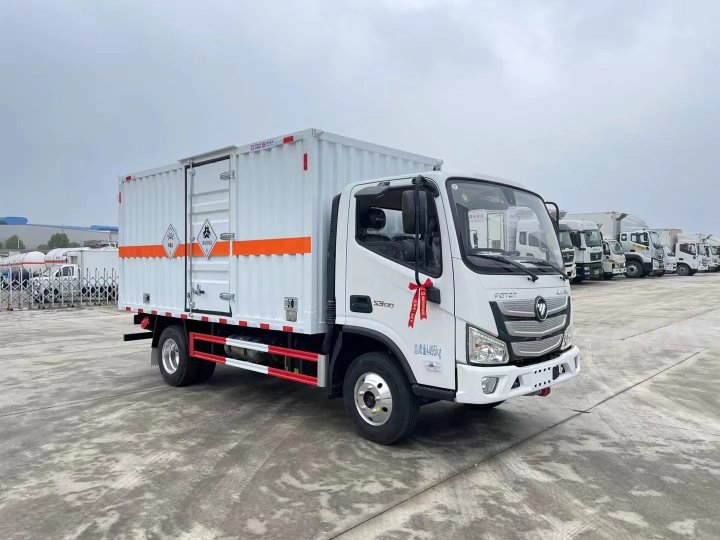福田歐馬可4.2米藍(lán)牌毒性和感染性物品廂式運(yùn)輸車