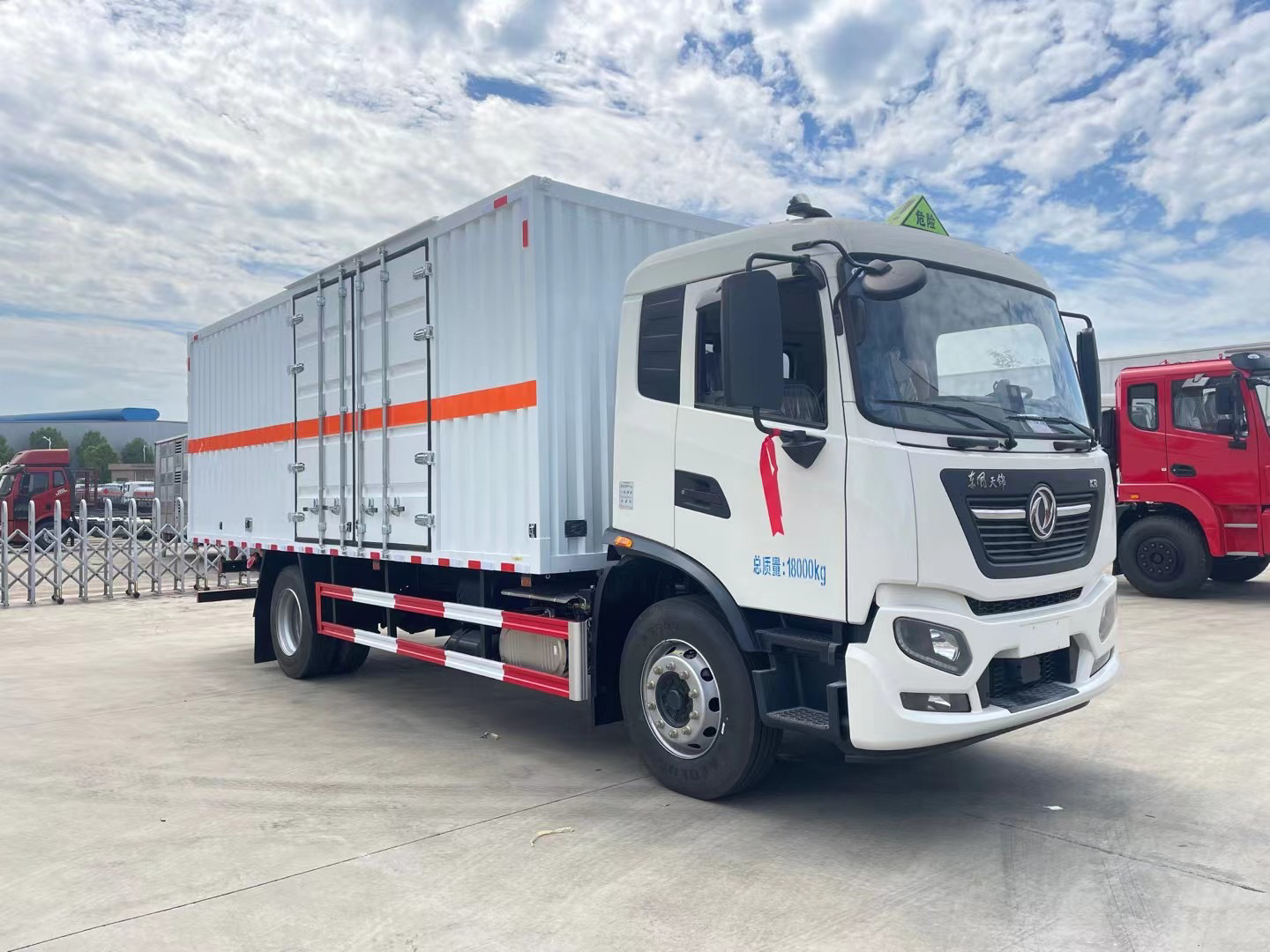 東風天錦6.2米/6.8米10噸腐蝕品廂式車