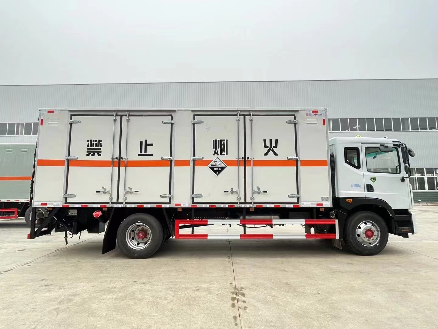 東風多利卡（6.2米/6.8米）腐蝕品廂式車