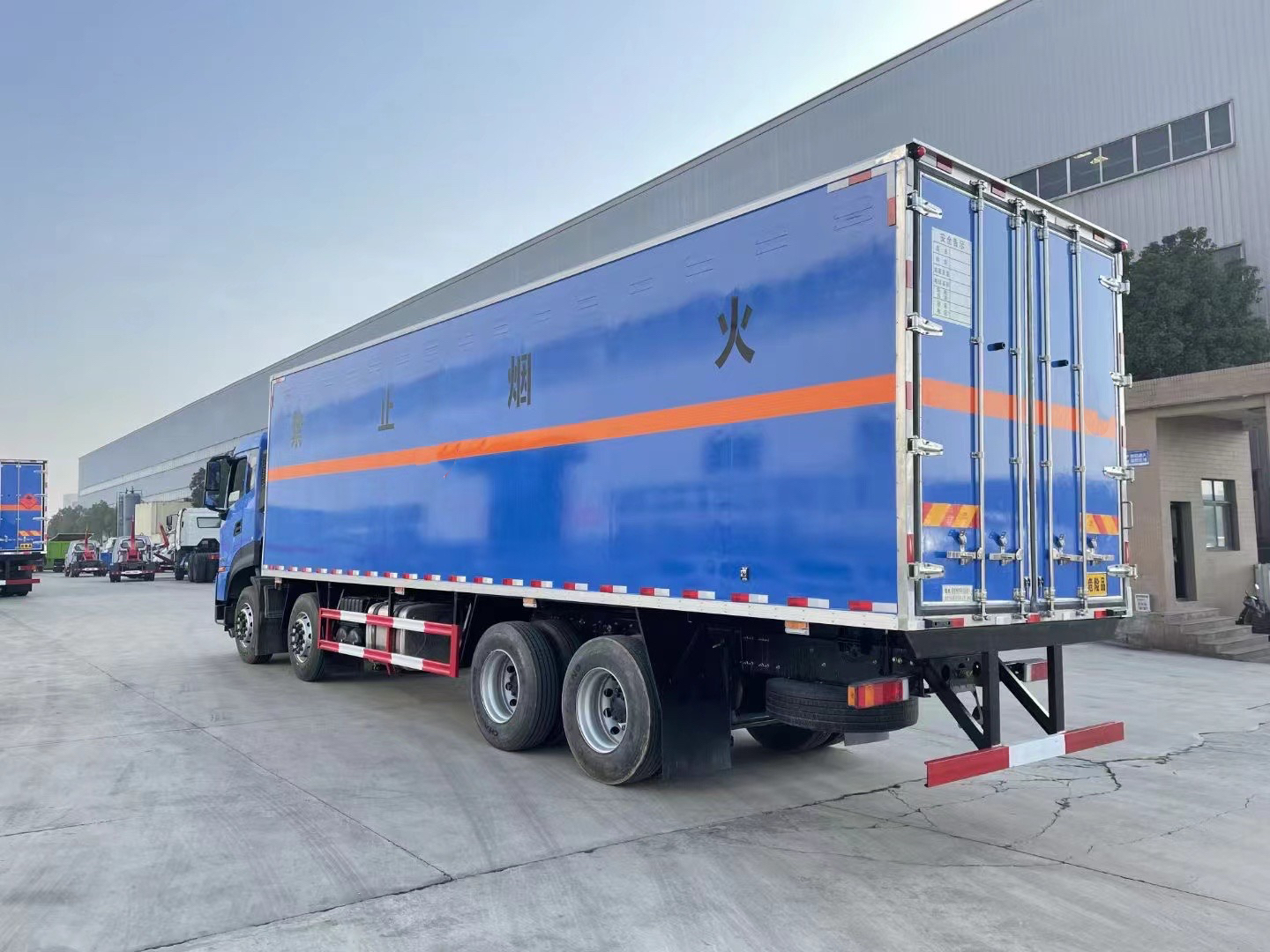 東風(fēng)天龍前四后八9.4米腐蝕性廂式車