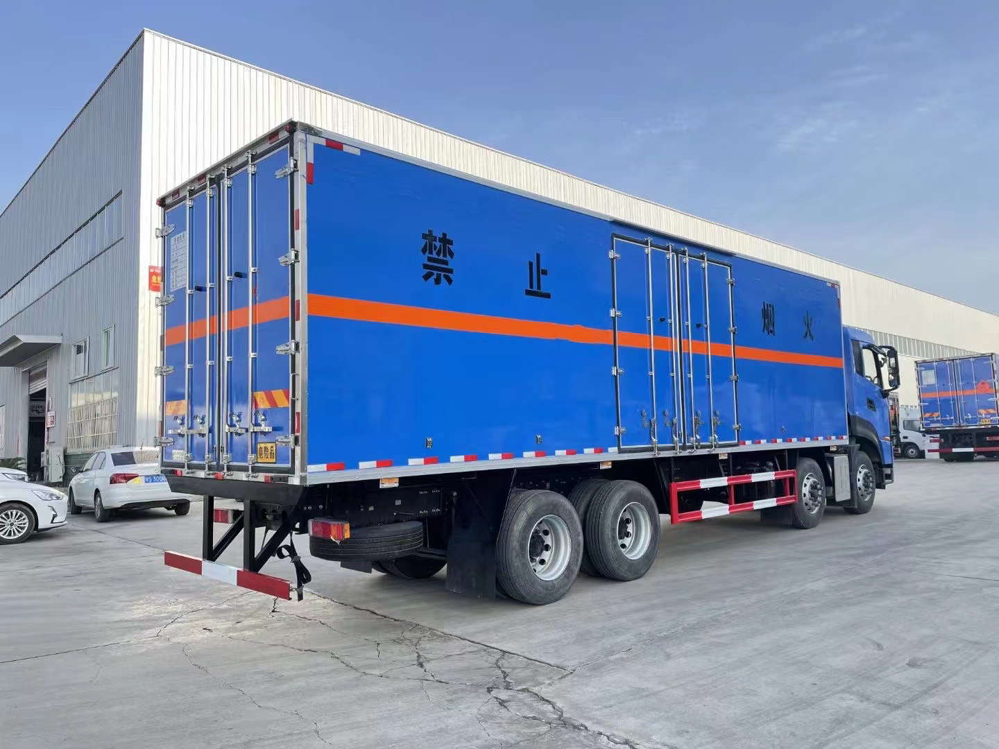 東風(fēng)天龍前四后八9.4米腐蝕性廂式車