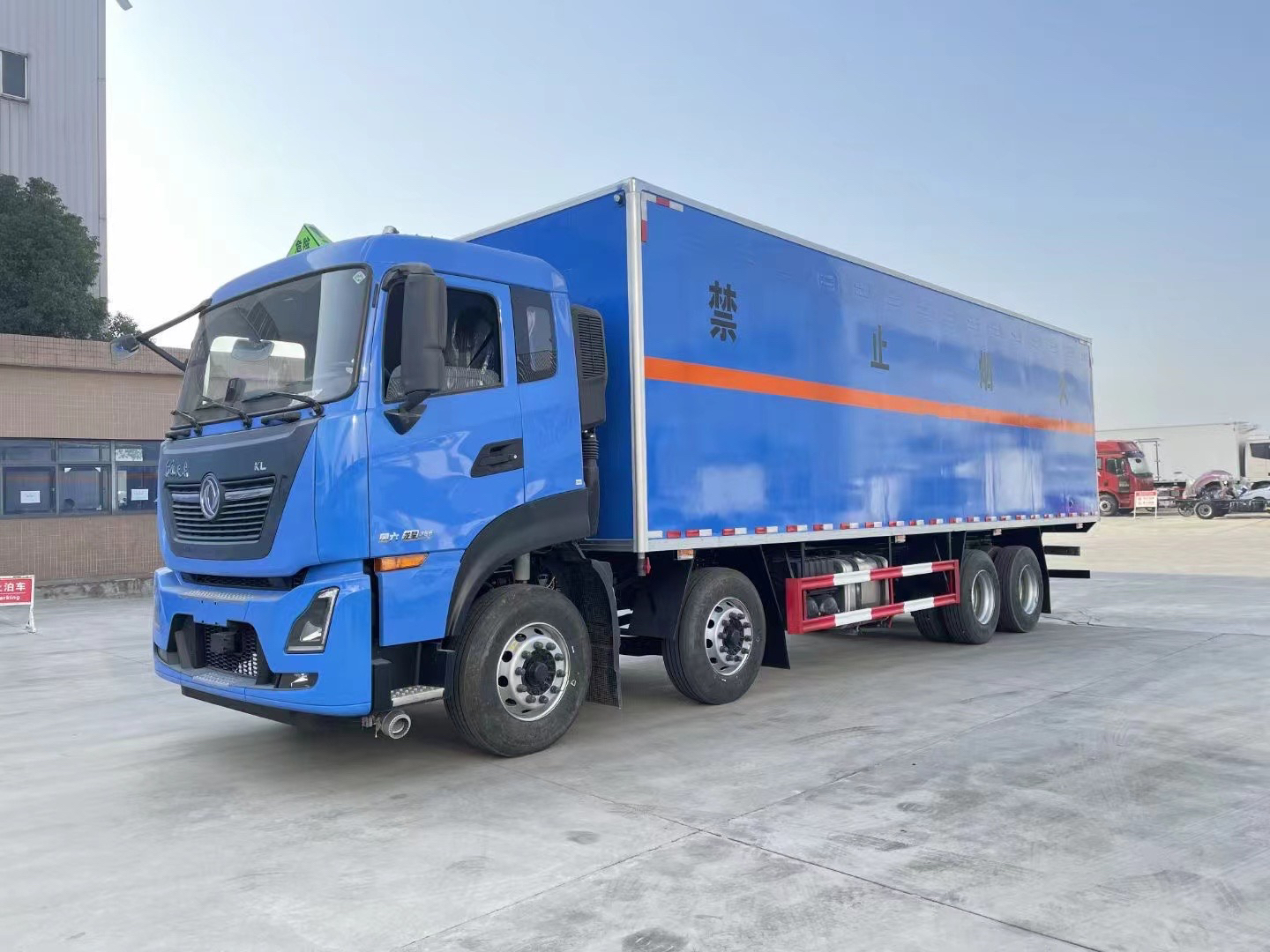 東風(fēng)天龍前四后八9.4米腐蝕性廂式車