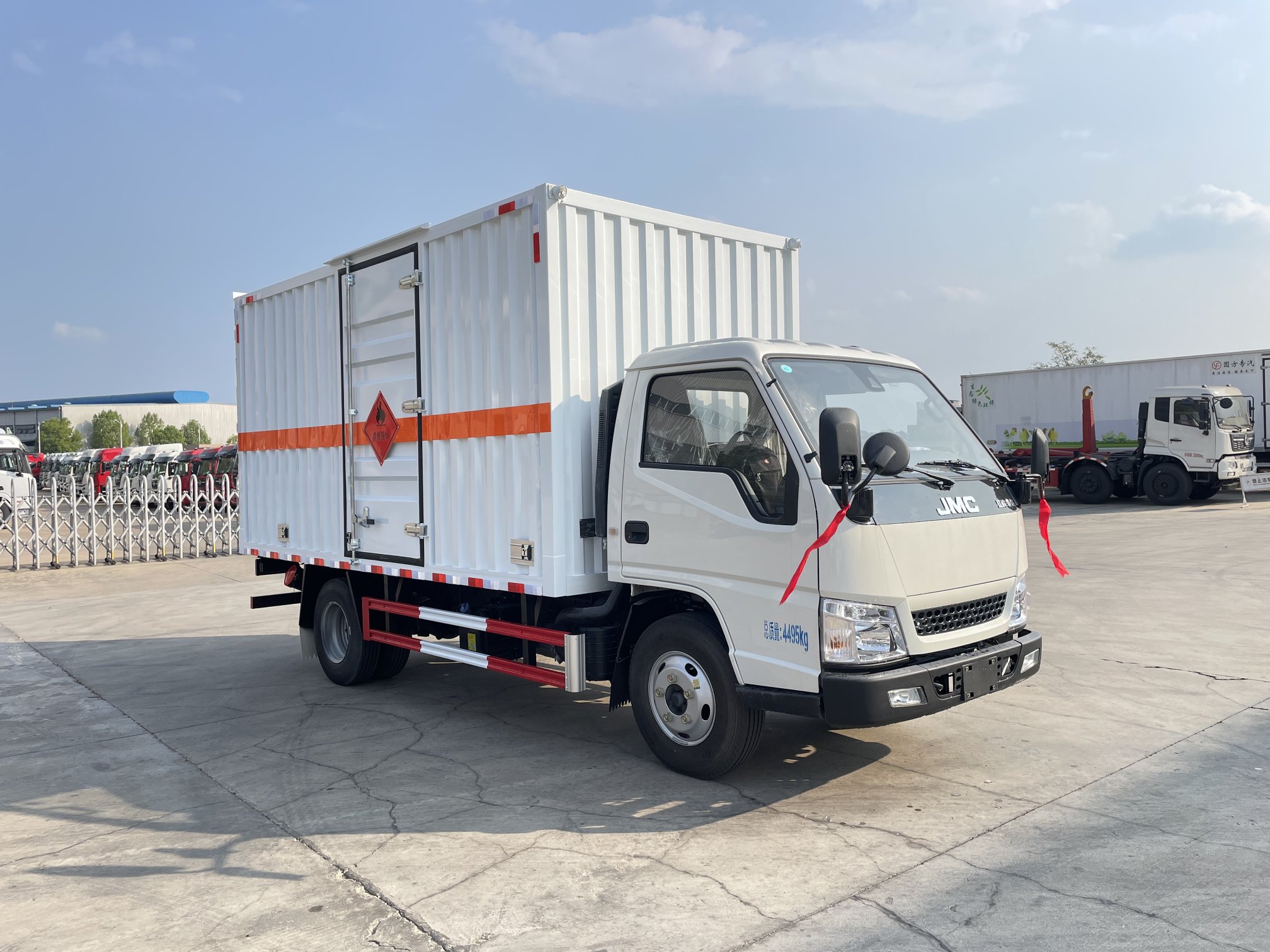 江鈴順達藍牌4.2米易燃液體廂式運輸車