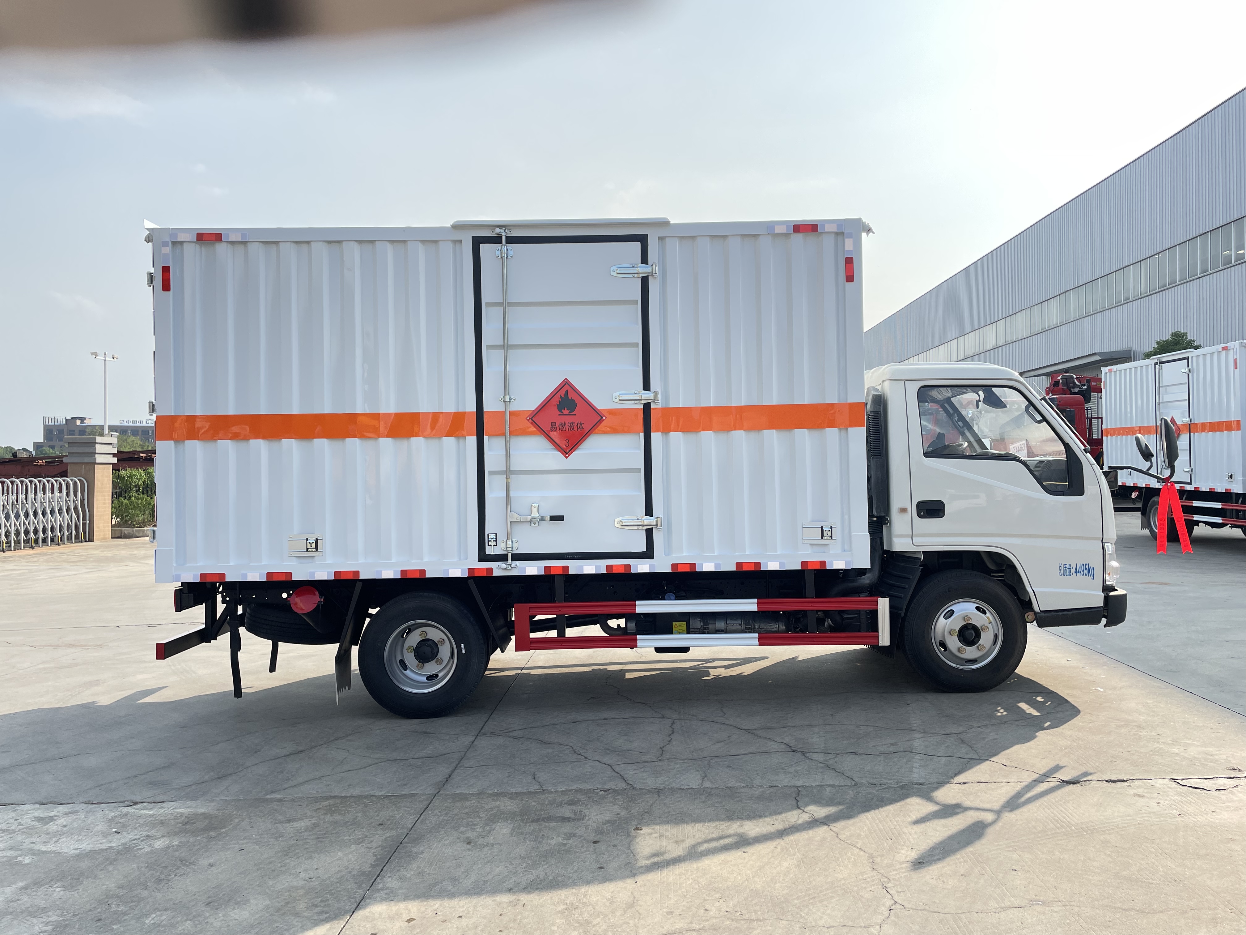 江鈴順達(dá)藍(lán)牌4.2米易燃液體廂式運(yùn)輸車