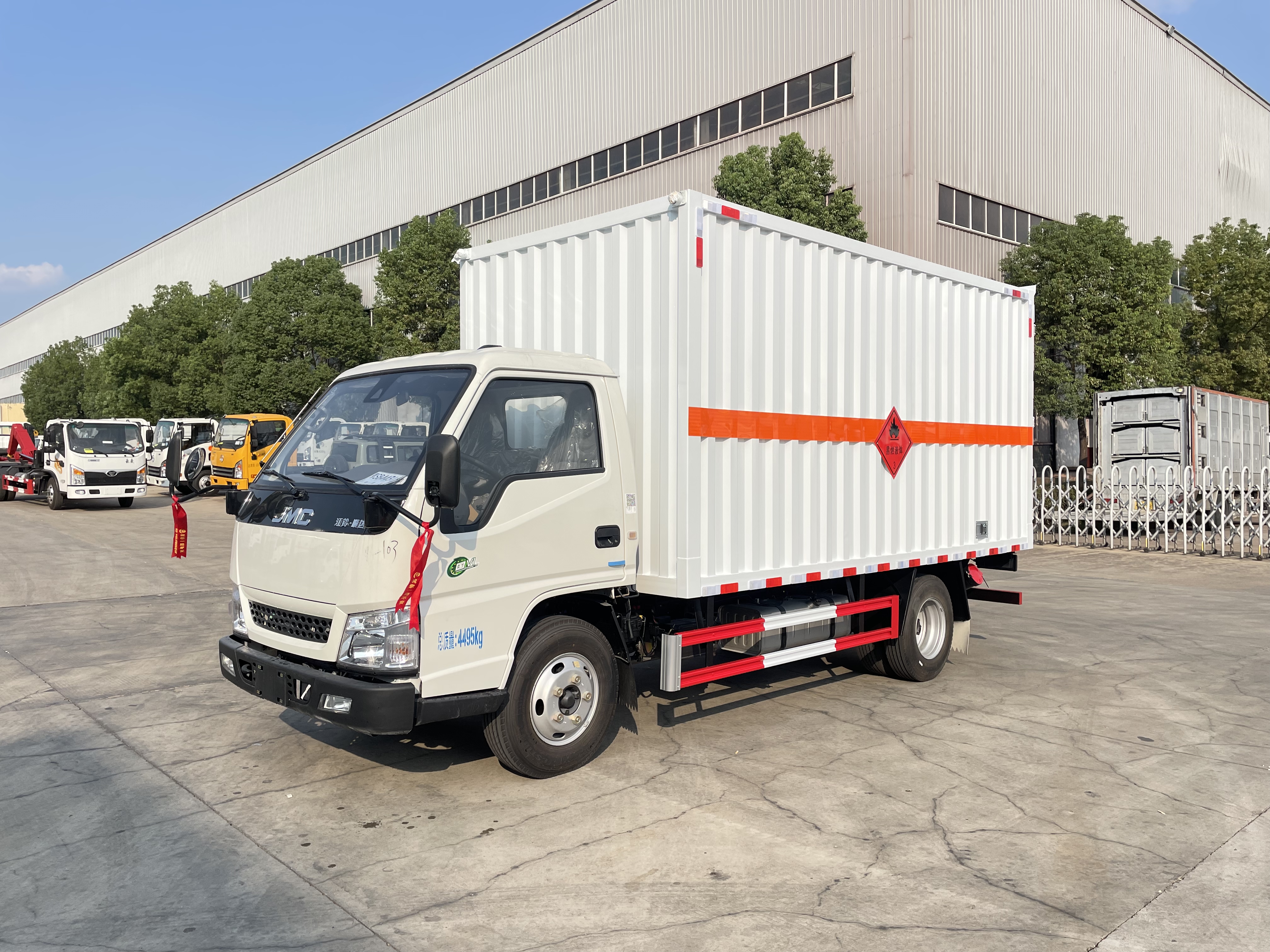 江鈴順達(dá)藍(lán)牌4.2米易燃液體廂式運(yùn)輸車