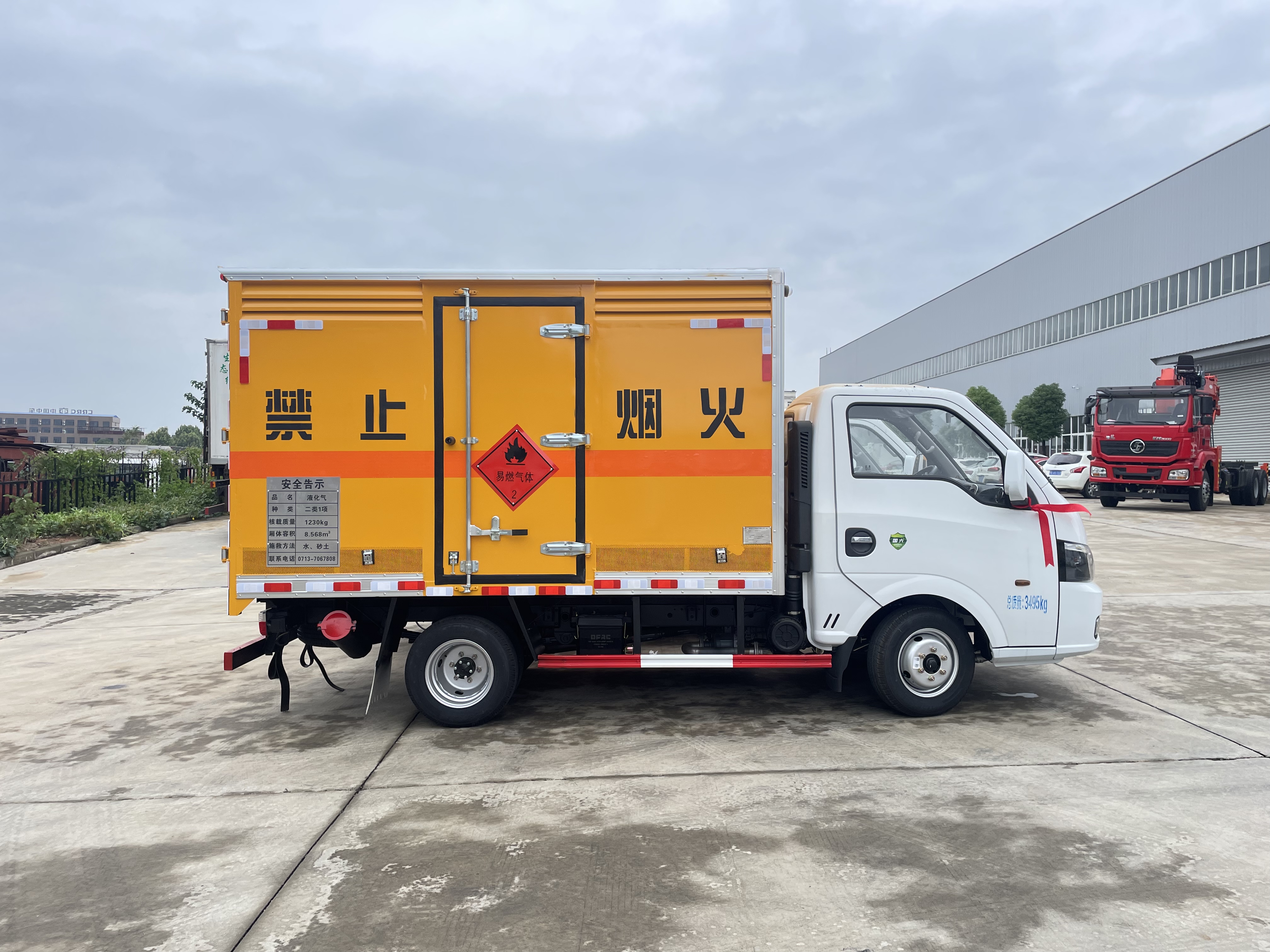 東風途逸汽油版3米易燃氣體廂式車